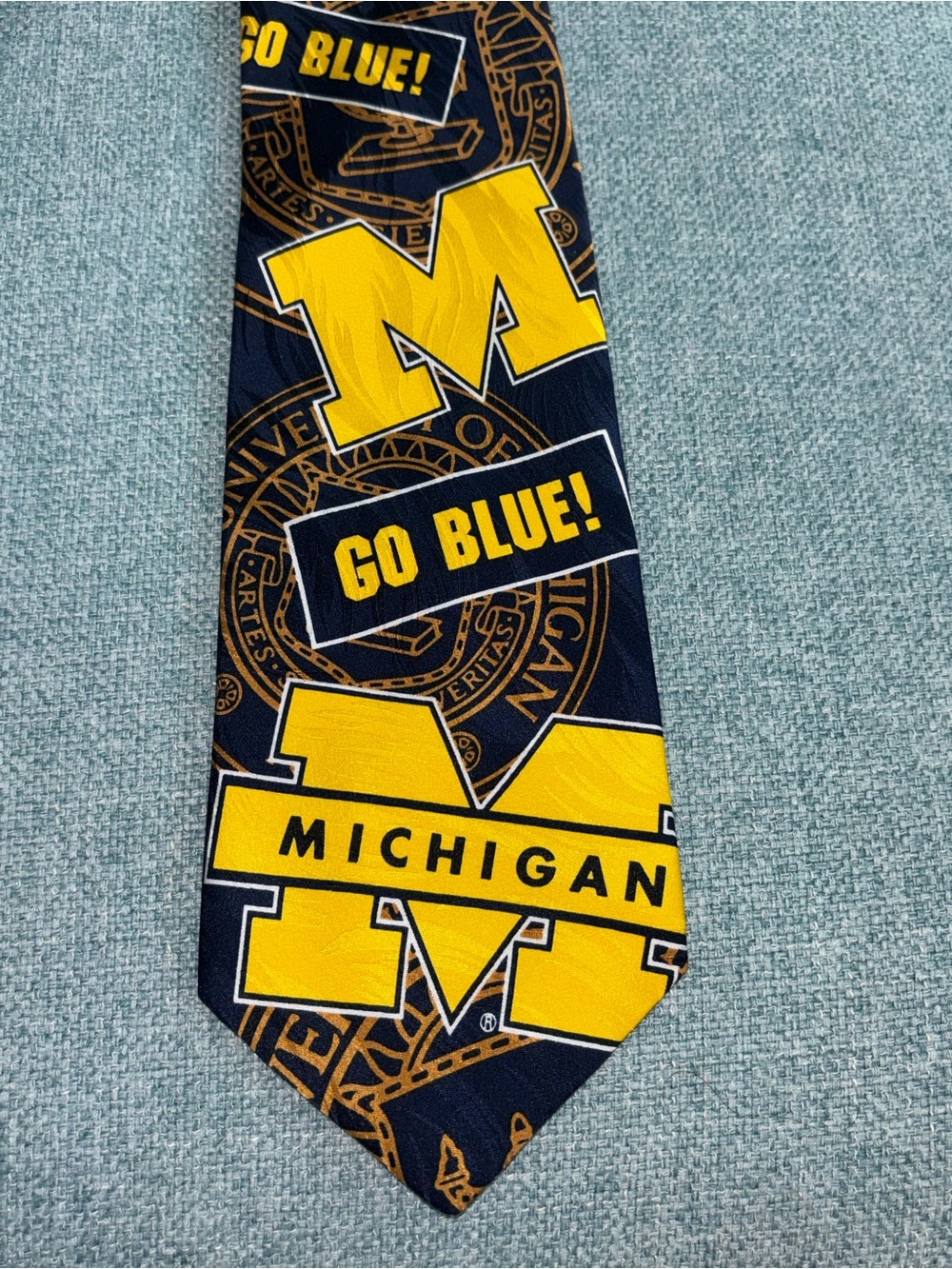UNIV OF MICHIGAN FOOTBALL by RM SPORTS 100% silk
GREAT CONDITION